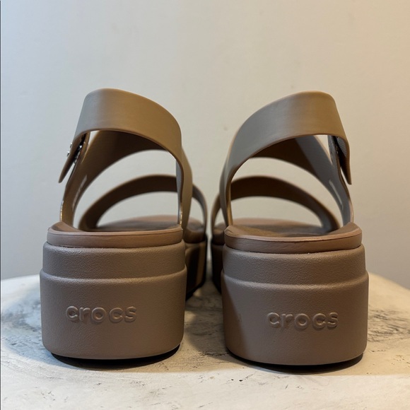 Latte/Mushroom Taupe Brown Crocs Women's Brooklyn Low Wedge Platform Sandals, 11 - Picture 4 of 11
